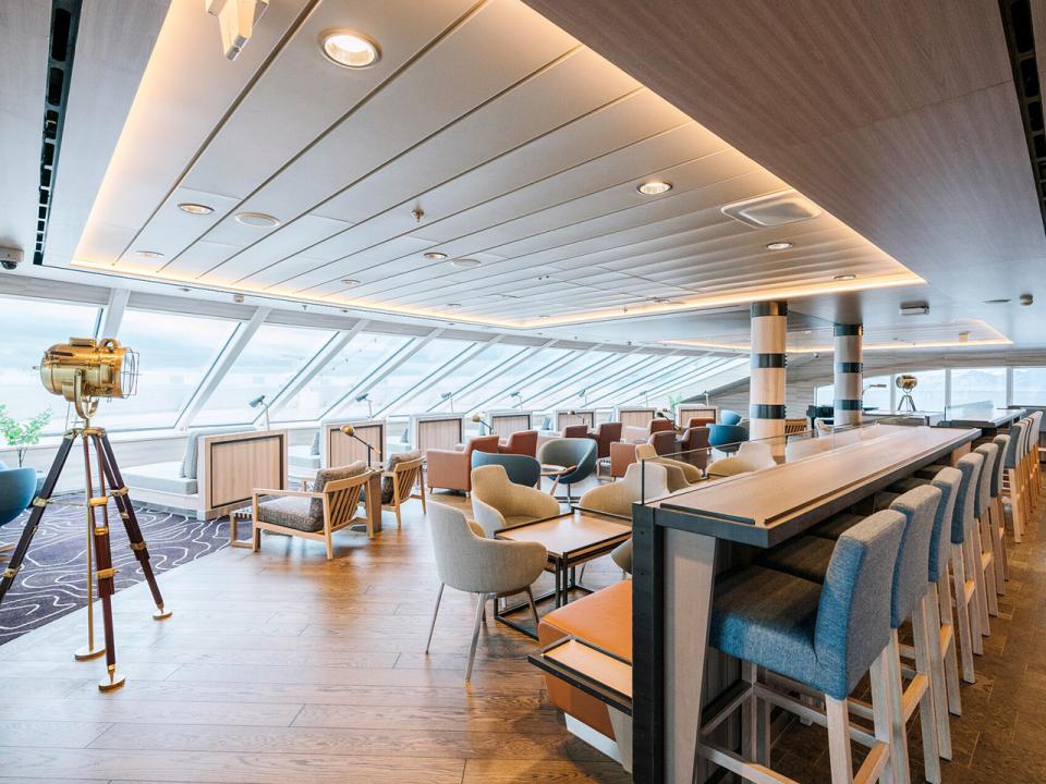 Explorer lounge & bar