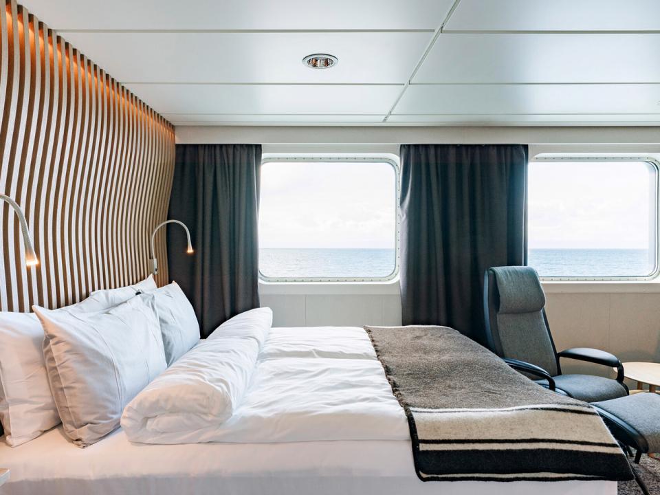 Wheelchair-accessible outside cabin with balcony