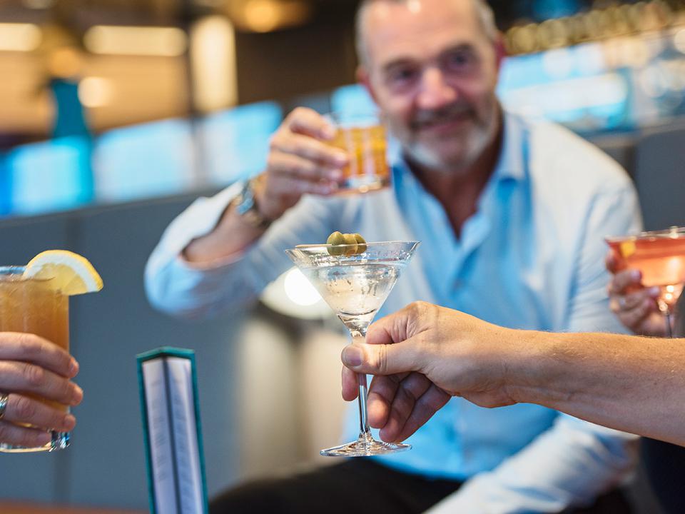 Explorer lounge & bar