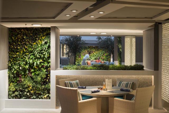 Crystal Serenity - Trident Bar & Grill