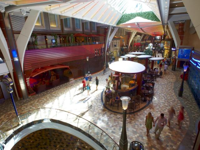 Oasis of the Seas - Royal Promenade Shops