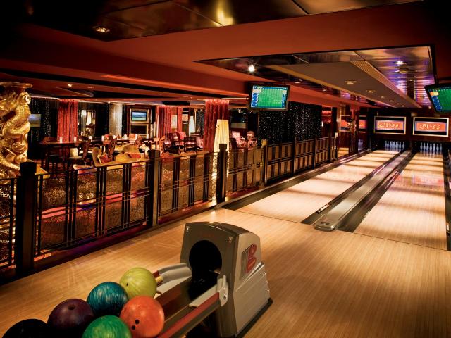 Norwegian Pearl - Bowling Alley