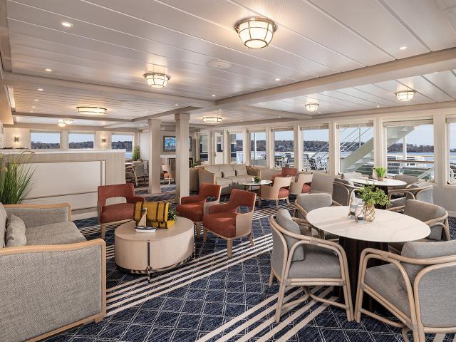 American Eagle - Sky Lounge