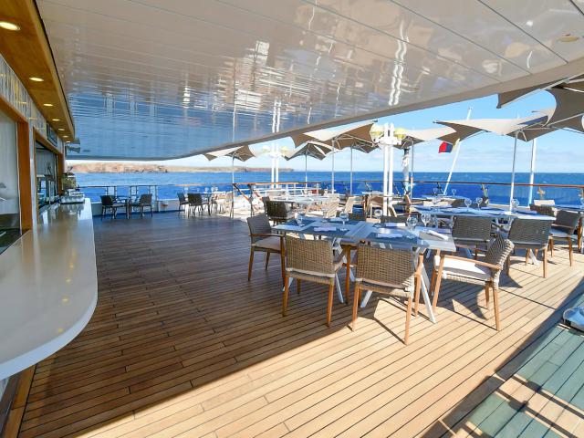 National Geographic Gemini  - Outdoor Caf&eacute;
