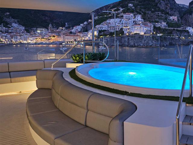Emerald Raiya - Sky Deck & Spa Pool